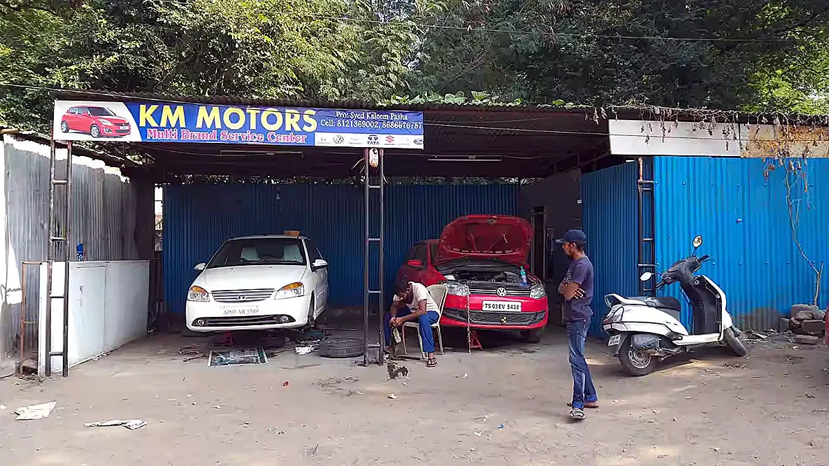 Roadside car repair garage