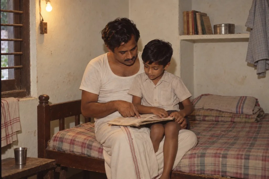 ఒళ్లో కూర్చోబెట్టుకుని కొడుకుకు పుస్తకం చదివి వినిపిస్తున్న తండ్రి