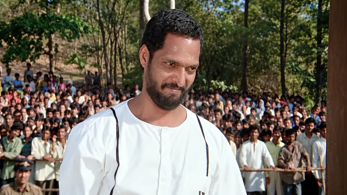 జనం మధ్య తెల్ల దుస్తుల్లో నానా పటేకర్