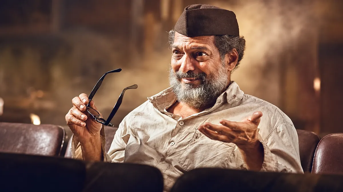 టోపీ, కళ్లద్దాలతో వృద్ధ నటుడిగా నానా పటేకర్
